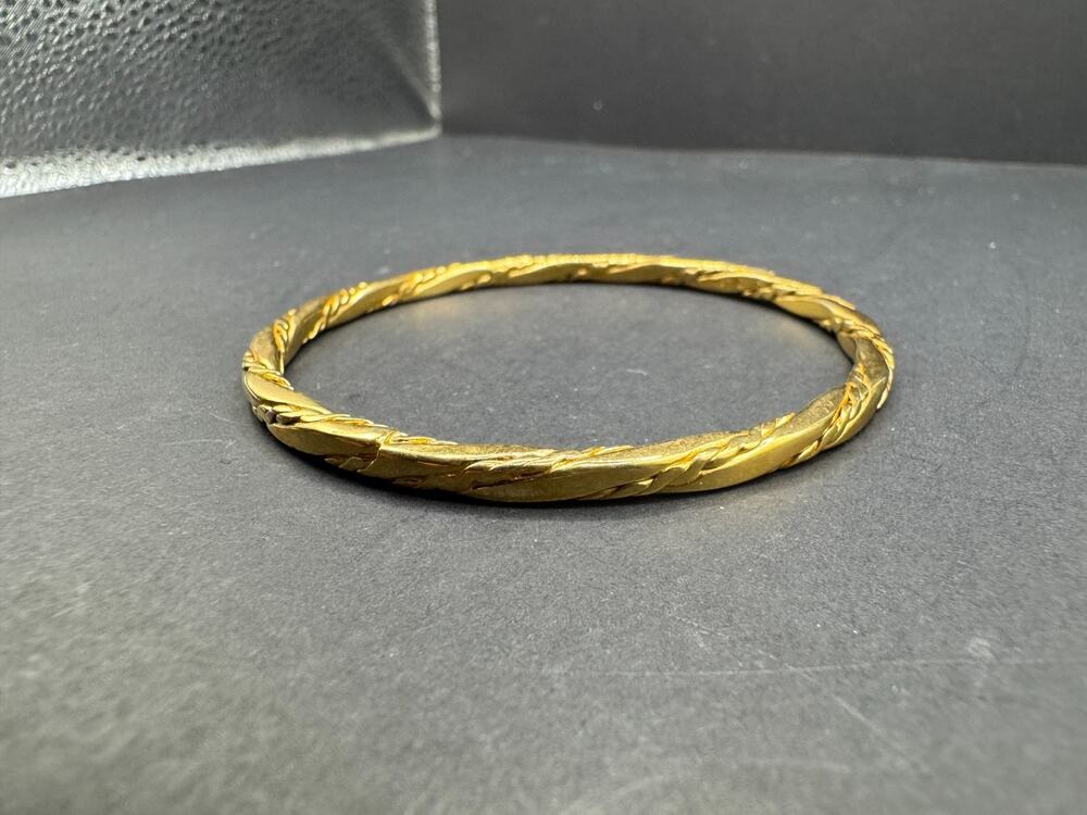 Vintage Signed Monet Textured Gold Tone Twisted Thin Bangle Bracelet Sz 7.5"